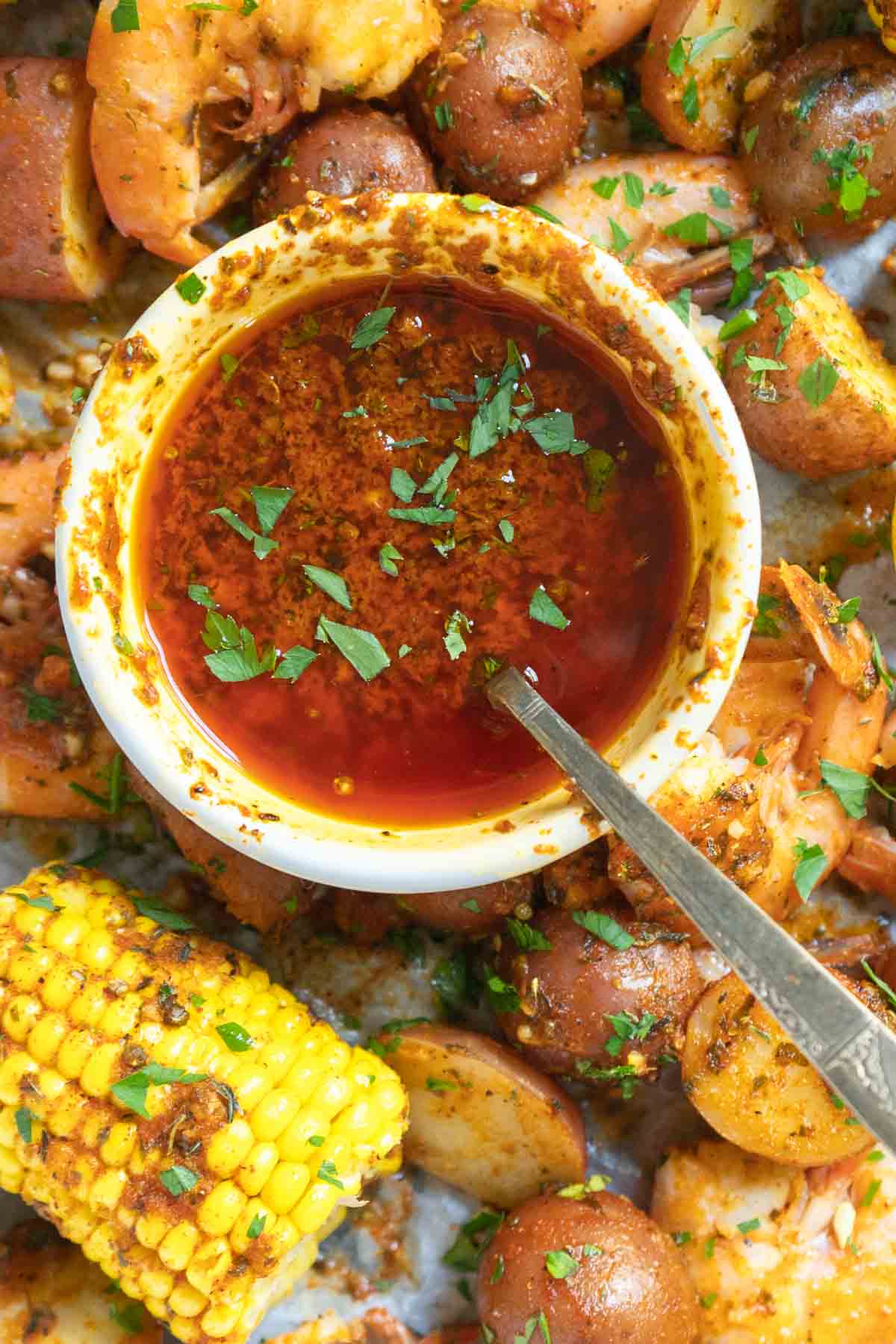 BOIL KIT #1 RINDE 2-4 PERSONAS CANGREJO CAMARONES MAÍZ SALSA PAPAS SALCHICHA 6 LIBRAS